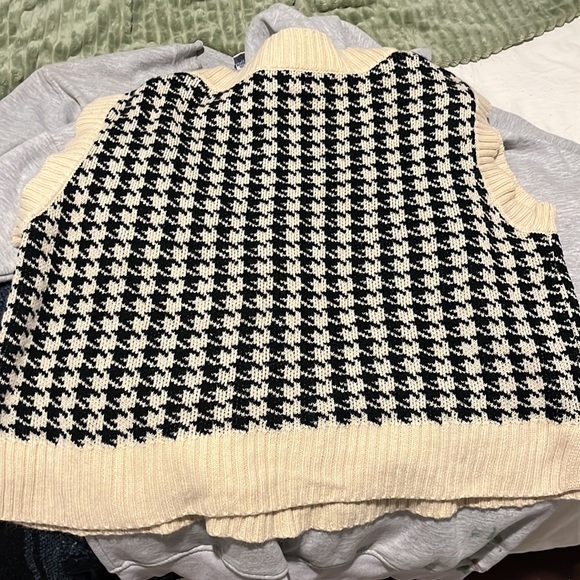 Trendy Oversized Checkerprint V-Neck Sweater - Picture 3 of 3